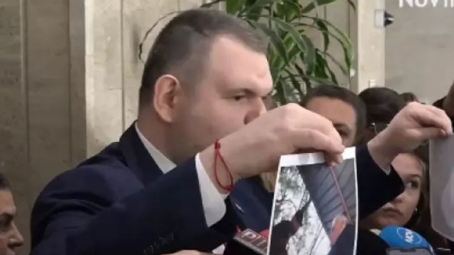 Пеевски показа снимка на Бойко Рашков с един от задържаните за купуване на изборите в Пазарджик