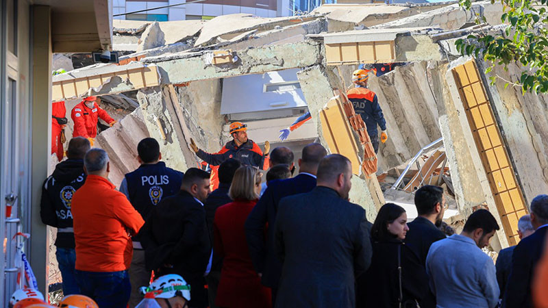 Откриха мъртви и двамата родители от семейството, затрупано от срутил се блок в Турция