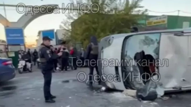 Бунт в Одеса - тълпа преобърна микробус на военни комисари и ги прогони