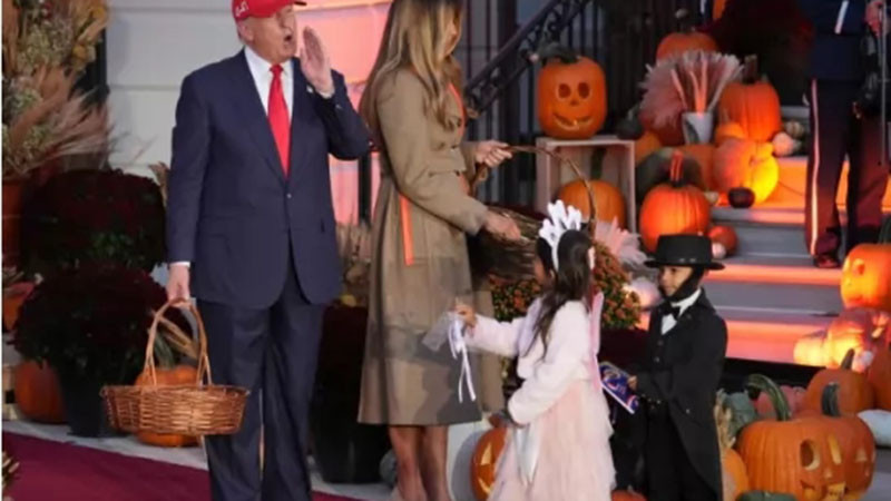 На опашка пред Белия дом за Хелоуин! Тръмп и Мелания посрещнаха деца за празника и раздадоха бонбони