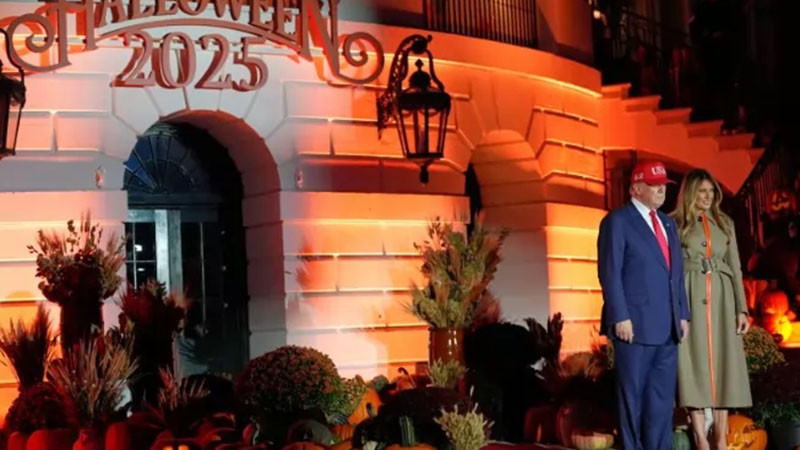 На опашка пред Белия дом за Хелоуин! Тръмп и Мелания посрещнаха деца за празника и раздадоха бонбони