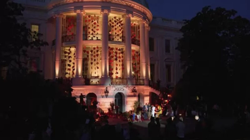 На опашка пред Белия дом за Хелоуин! Тръмп и Мелания посрещнаха деца за празника и раздадоха бонбони