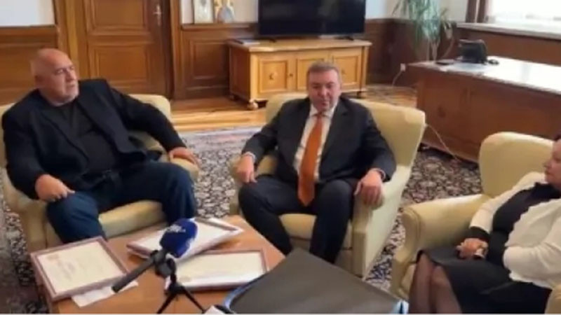 Борисов към Красимир Вълчев: Да не вземеш да станеш академик докато си министър, като Денков!