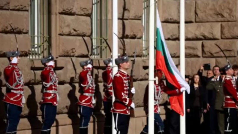 Националният флаг беше издигнат пред президентството по случай Деня на народните будители