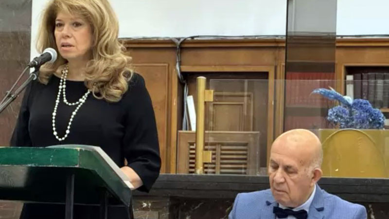 Йотова: Кой ви дава право да отричате историята, да отричате биографията на вашите родители...?