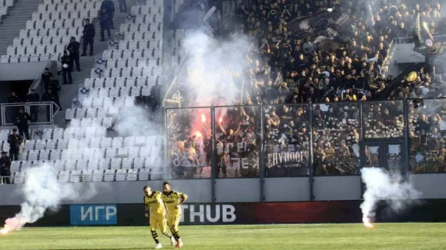 Прекратиха дербито Локомотив – Ботев след инцидент с вратаря Даниел Наумов