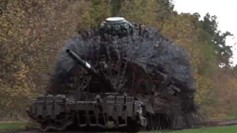 Руснаците с ново оръжие на фронта: Появиха се "танкове - таралежи"