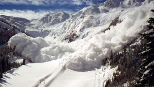 Седем загинали и четирима в неизвестност след лавина в Непал