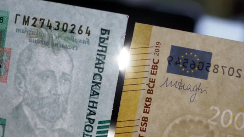 "Ние, потребителите": В Новогодишната нощ ще може да се плаща и в левове, и в евро