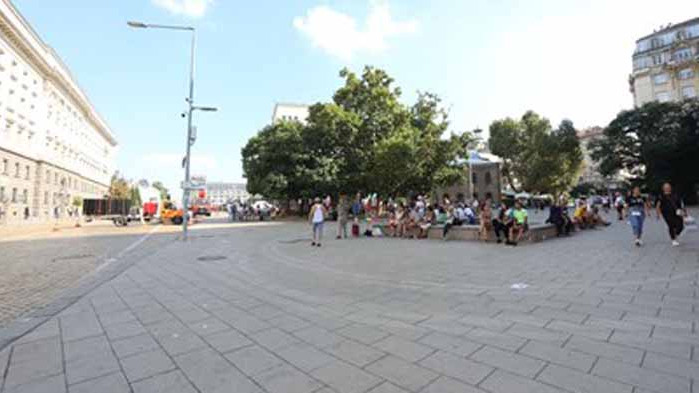 “Триото” вляво, Христо Иванов вдясно, а между тях празен площад (Обзор)