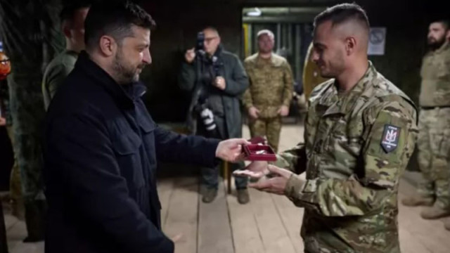 Зеленски се срещна с националистите от "Азов" на фронта