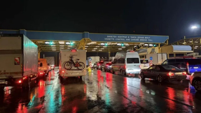 Отвориха Дунав мост и за тежкотоварния трафик