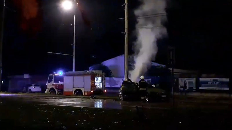 Кола се заби в стълб и се запали посред нощ в Русе (ВИДЕО)