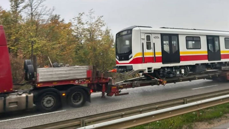 Част от новите мотриси на метрото пътуват към София