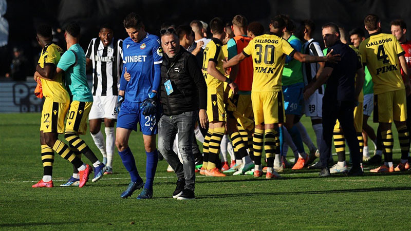 Полицията откри виновника за хвърлената бутилка, спряла дербито на Пловдив