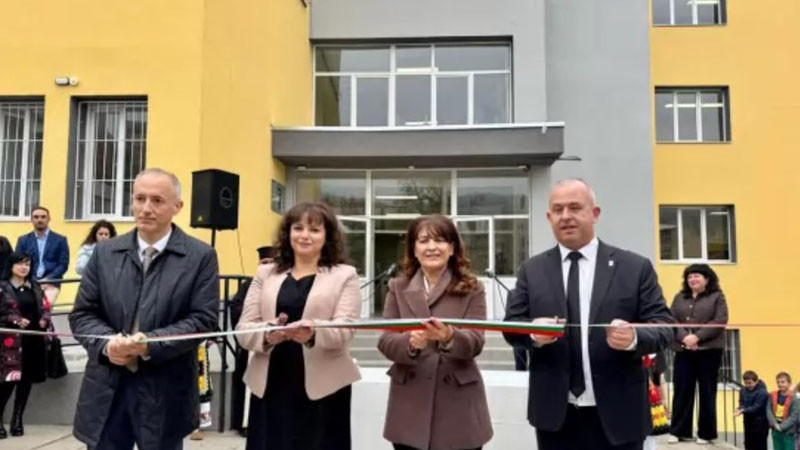 Министър Вълчев откри две изцяло обновени и модернизирани училища в Пещера