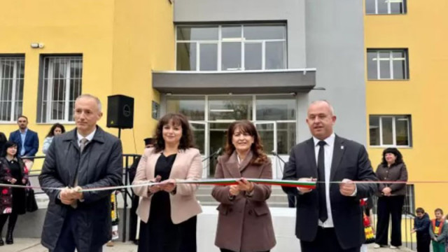 Министър Вълчев откри две изцяло обновени и модернизирани училища в Пещера