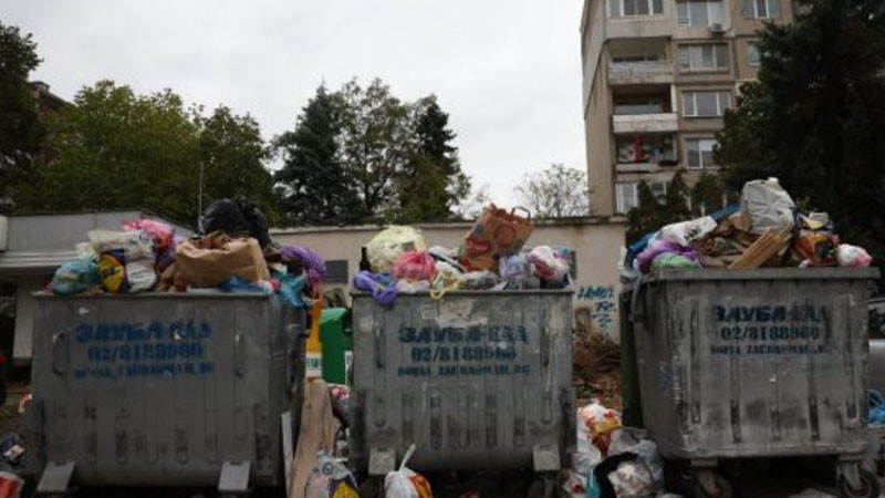 Кризата продължава! За 4 от 7 проблемни зони в София все още няма решение за боклука