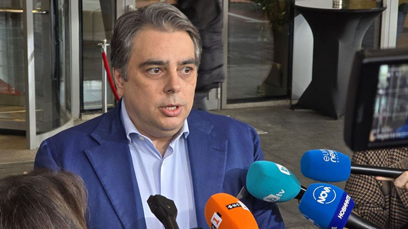 Василев: Не е добра идея управляващите да си упражняват меринджейски способности върху "Лукойл"