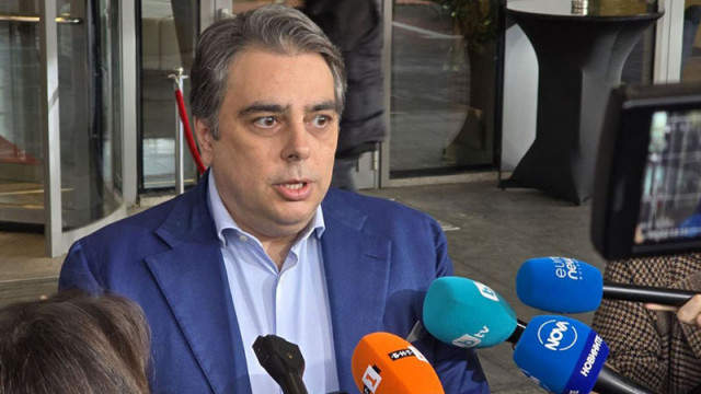 Василев: Не е добра идея управляващите да си упражняват меринджейски способности върху "Лукойл"