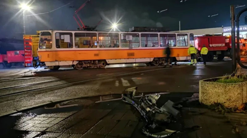 Катастрофа между два трамвая и бус край Централна гара в София