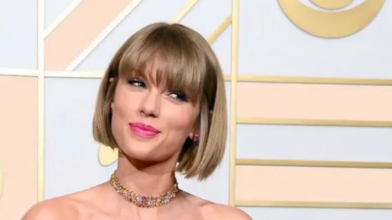 Тейлър Суифт на вечеря с шаферките си?