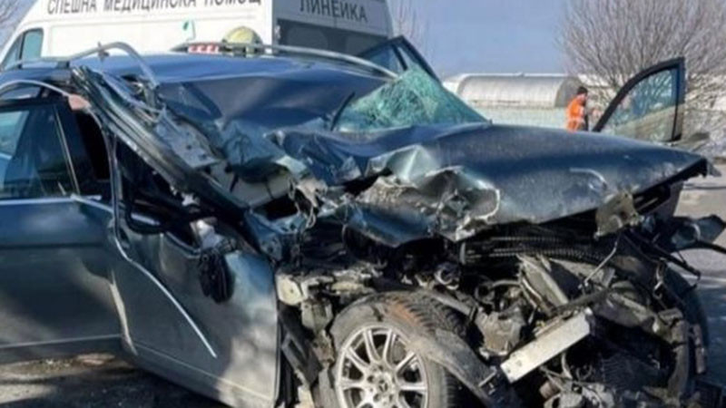 Млад шофьор заспа зад волана и се блъсна челно в автобус в Бургас