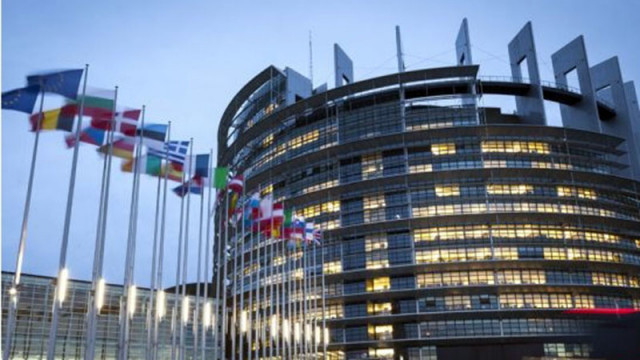 „Политико“: ЕК променя бюджетното си предложение, за да избегне сблъсък с Европарламента