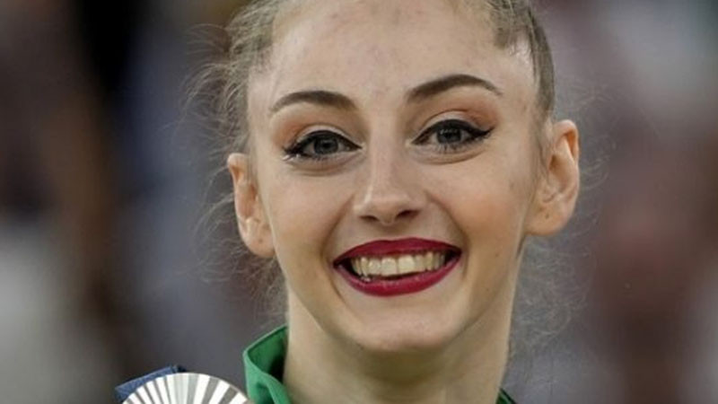 Златното момиче Боряна Калейн намери портфейл с много пари и го върна