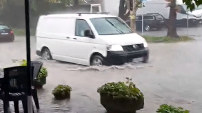 Проливни дъждове предизвикват затруднения в много райони на Гърция
