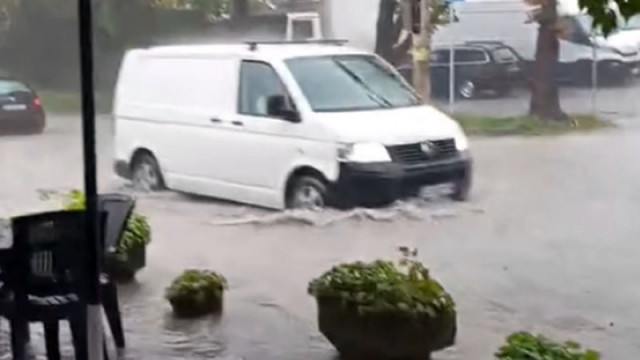 Проливни дъждове предизвикват затруднения в много райони на Гърция