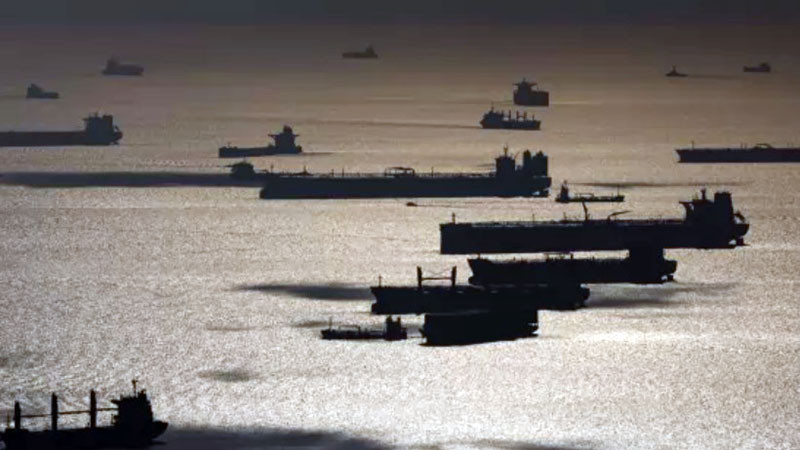 Bloomberg: 380 милиона барела руски петрол, намиращ се на танкери в морето, стои непродаден