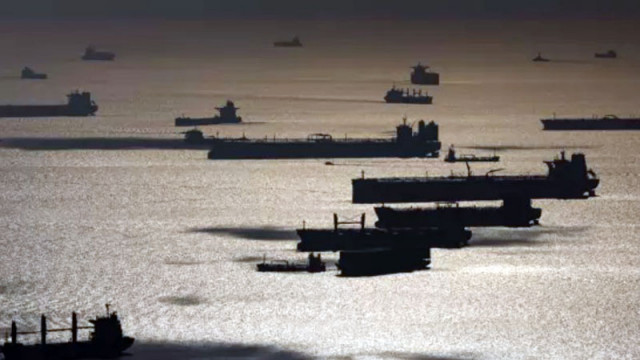 Bloomberg: 380 милиона барела руски петрол, намиращ се на танкери в морето, стои непродаден