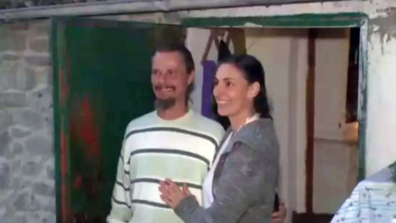 Семейство загърби цивилизацията и се премести да живее с трите си деца в гората в Италия