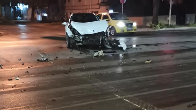 Тежка катастрофа на кръстовище до Окръжна болница във Варна