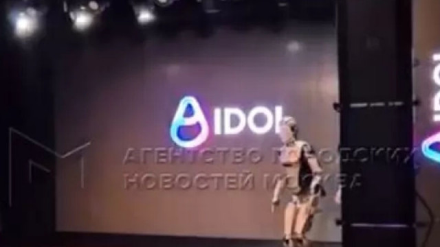 Първият руски робот с изкуствен интелект падна на сцената по време на официалния си дебют