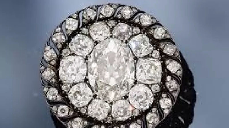 Продадоха за над $3,5 милиона диамантена брошка на Наполеон, изгубена след поражението при Ватерло