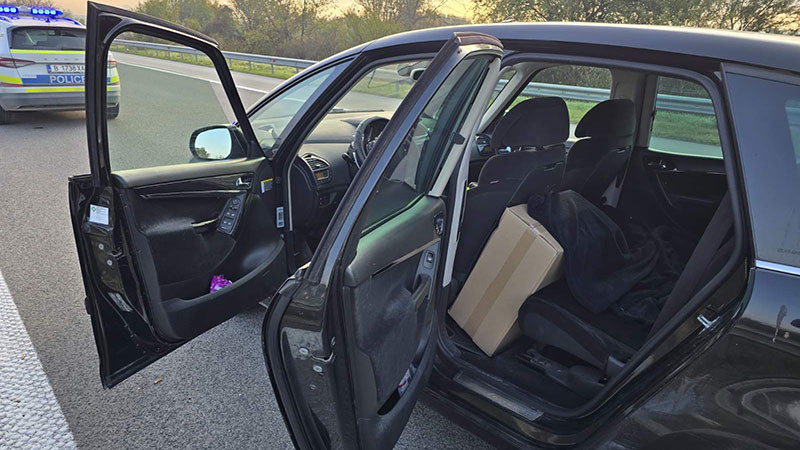 Нелегални цигари за близо 32 000 лв. задържаха на АМ "Хемус" край Варна