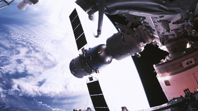 Китай връща заклещените си космонавти