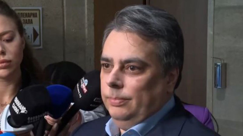 Асен Василев: Румен Спецов беше назначен да събира данъци, а не да управлява рафинерия!