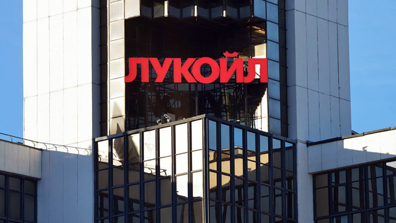 "Лукойл" преговаря с няколко потенциални купувачи