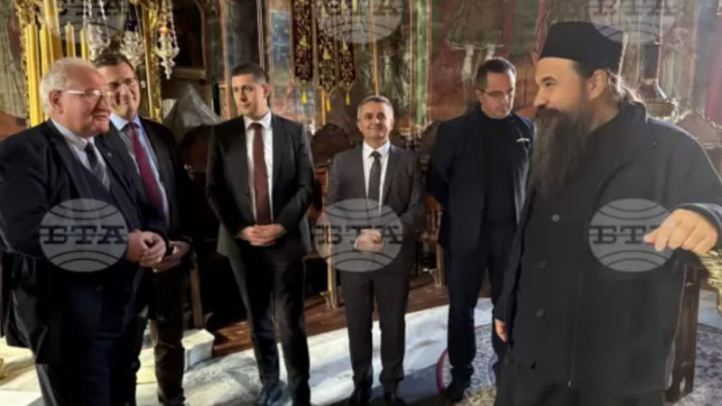Българска парламентарна делегация се поклони пред трите чудотворни икони на свети Георги в Атон