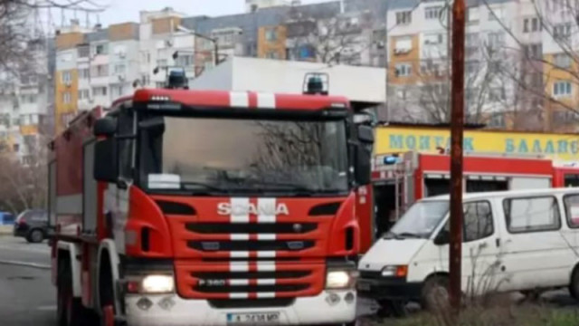Пожарникари се опитват да свалят четири деца от изоставена сграда в София