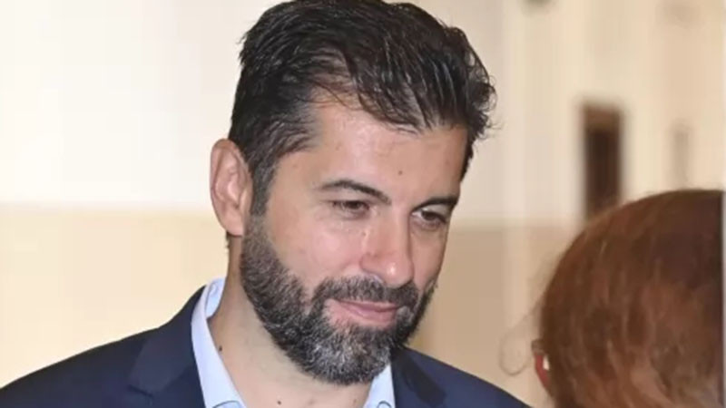 Подсъдимият Кирил Петков се яви в съда по делото за незаконния арест на Борисов