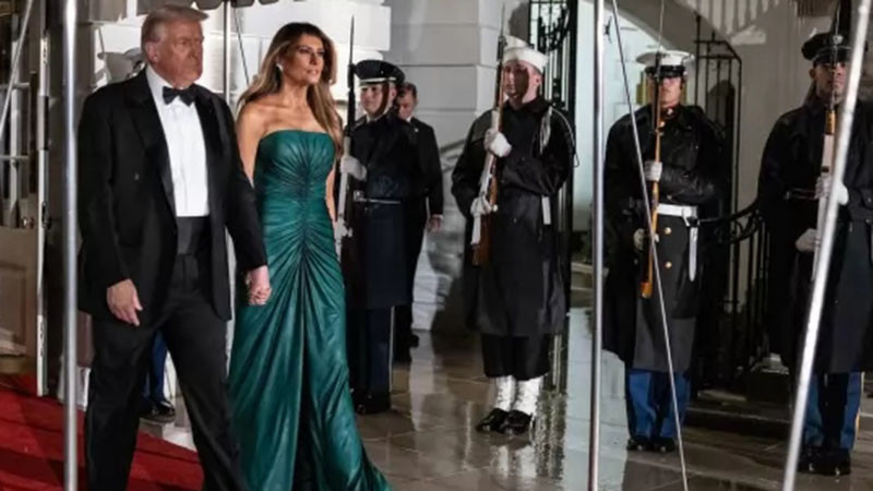 Изпреварвайки тенденциите за 2026 г.! Мелания блесна в тюркоазенозелена бална рокля на "Elie Saab"