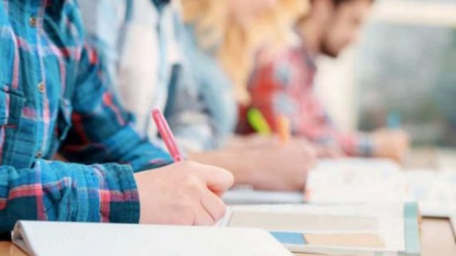 Правителството отпусна близо 2,7 млн. лева за стипендии в училища с високи резултати на матурите