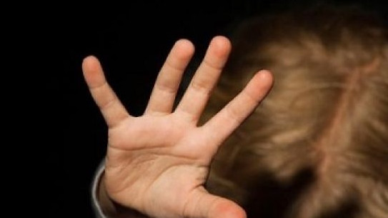 Отскубната коса и душене: Бой между момичета в столично училище завърши с арест