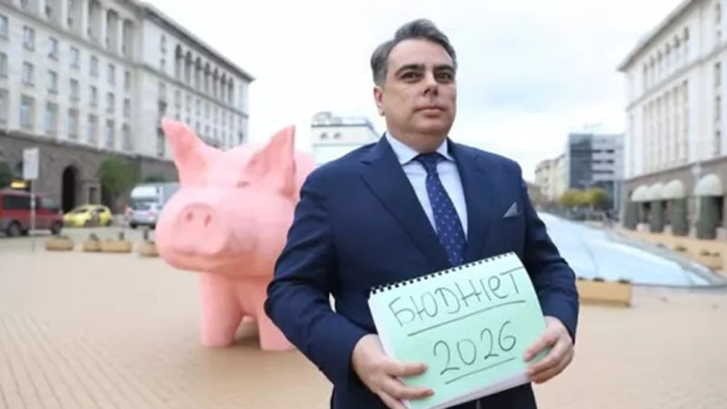 Съсипаха от подигравки Асен Василев заради прасето-касича: Приличат си много!