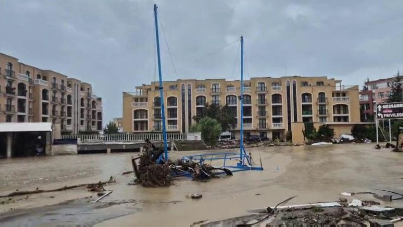 ДНСК премахва незаконен строеж в "Елените"