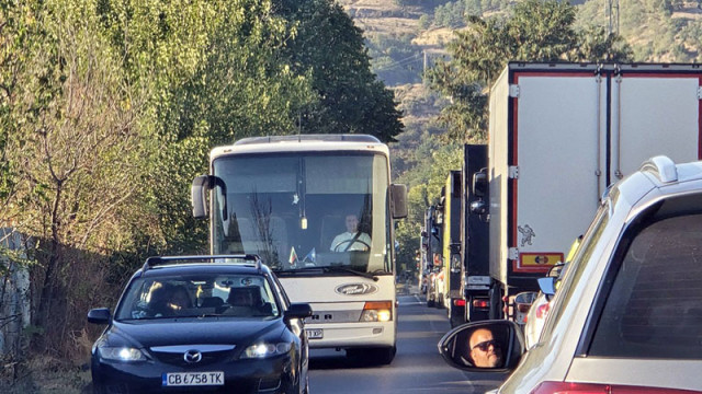 Интензивните валежи в Югозападна България през последните часове предизвикаха свличане на скална маса в